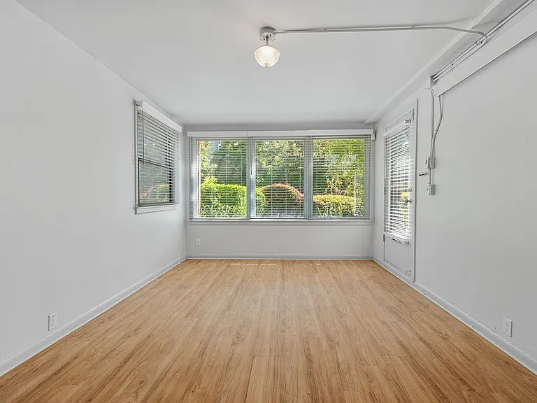 8 W Howe St — Photo 3