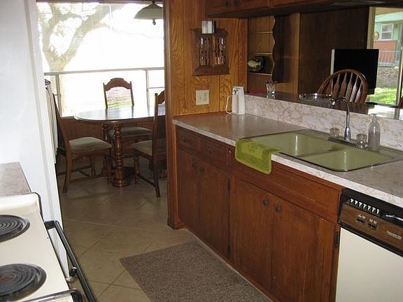 2nd image of 105 Island Lodges Ln