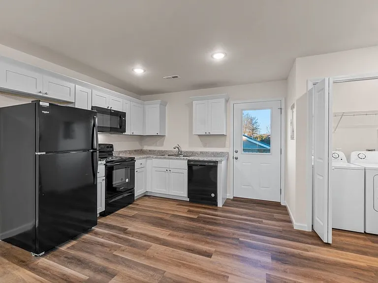 780 Highland Point Dr — Photo 2