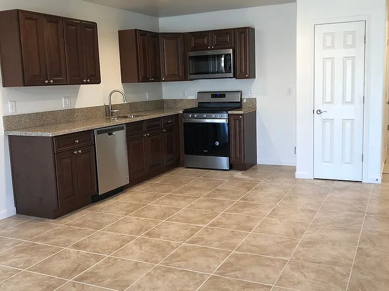 5880 N Robert Rd — Photo 2