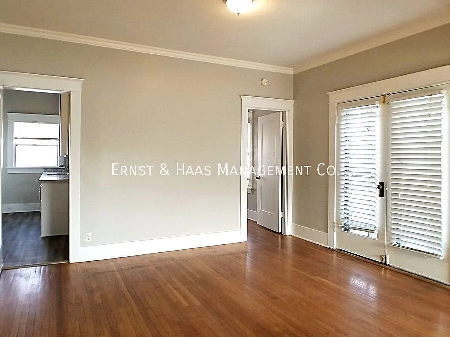 Huge 1-Bedroom Apartment in Beautiful Early 20th Century Building Near Downtown Long Beach! — Photo 4