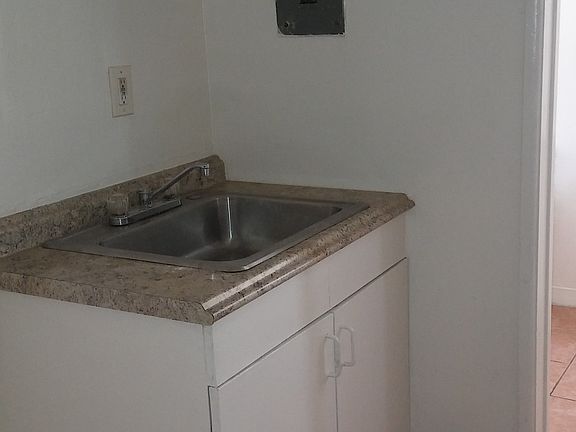 5th image of 942 S Flower St APT 8