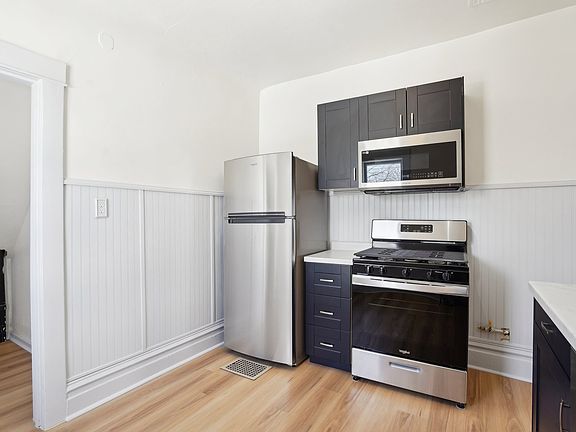 3rd image of 1942 Lincoln St NE #2