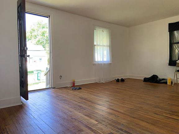 2nd image of 107 Texas St