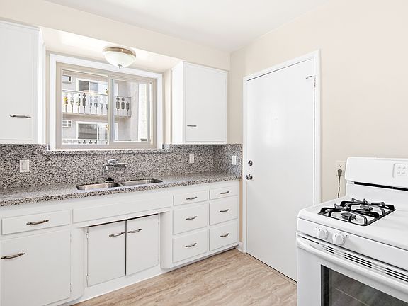 4th image of 3135 Overland Ave