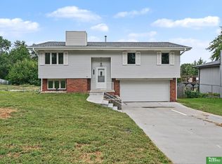 10529 Nicholas St, Omaha, NE 68114