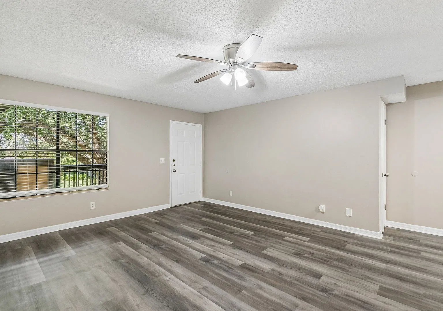 385 Woodside Dr — Photo 3