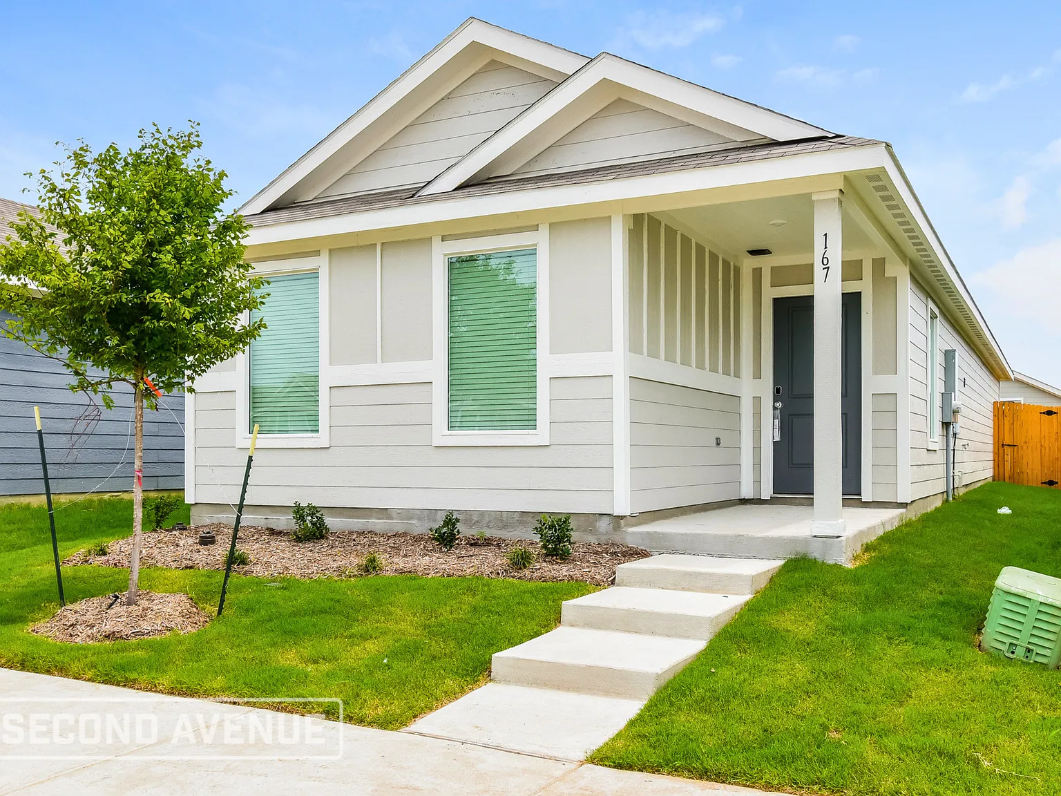 4 bed, 2.0 bath, 1300 sqft, $1,799 — Photo 2