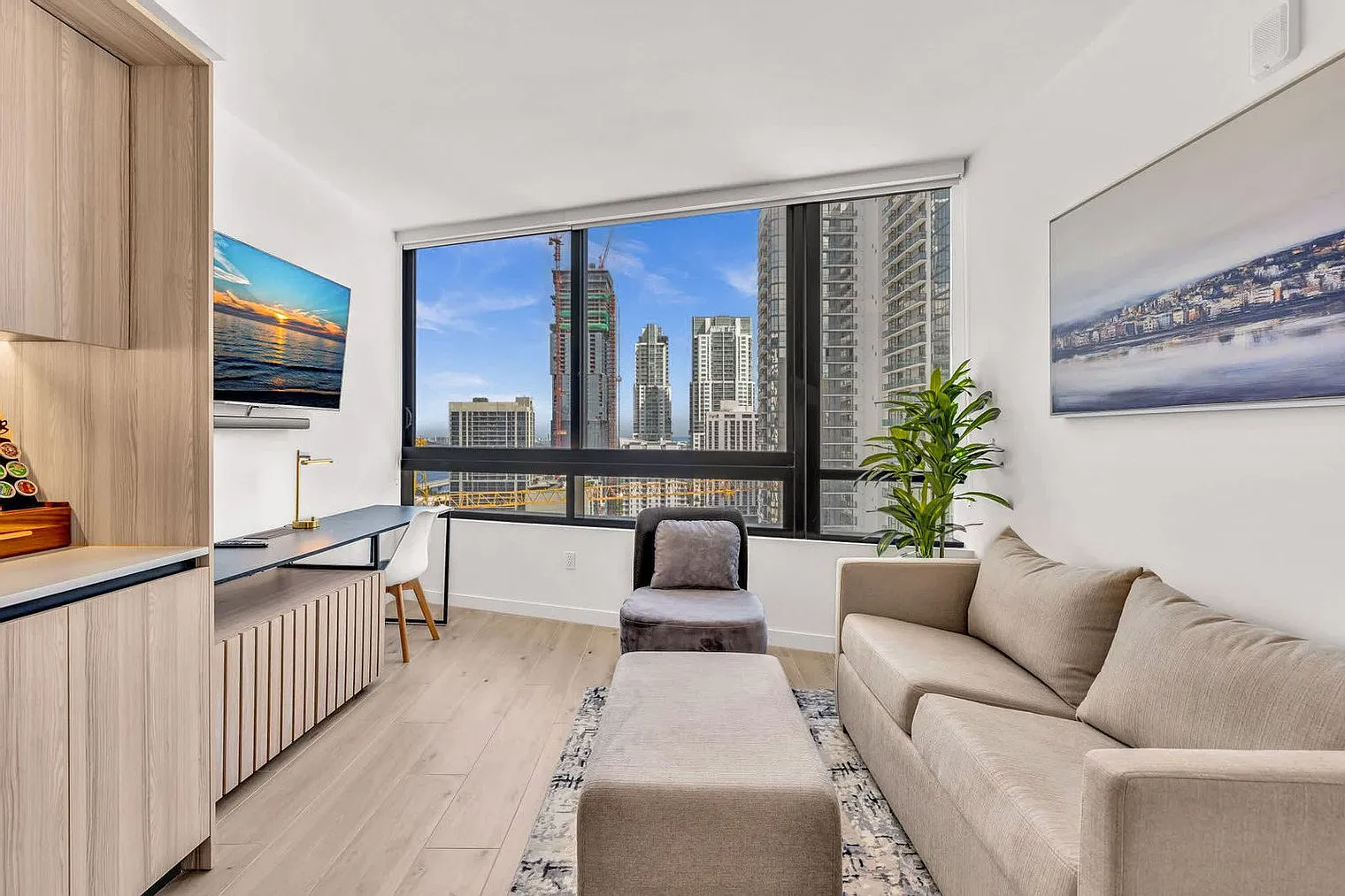 1 bed, 1.0 bath, 602 sqft, $4,136 — Photo 1