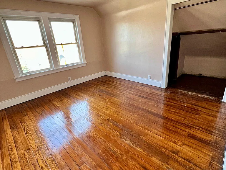 726 Woodlawn Ave — Photo 9