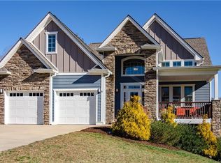 16 Magnolia Farms Dr, Asheville, NC 28806