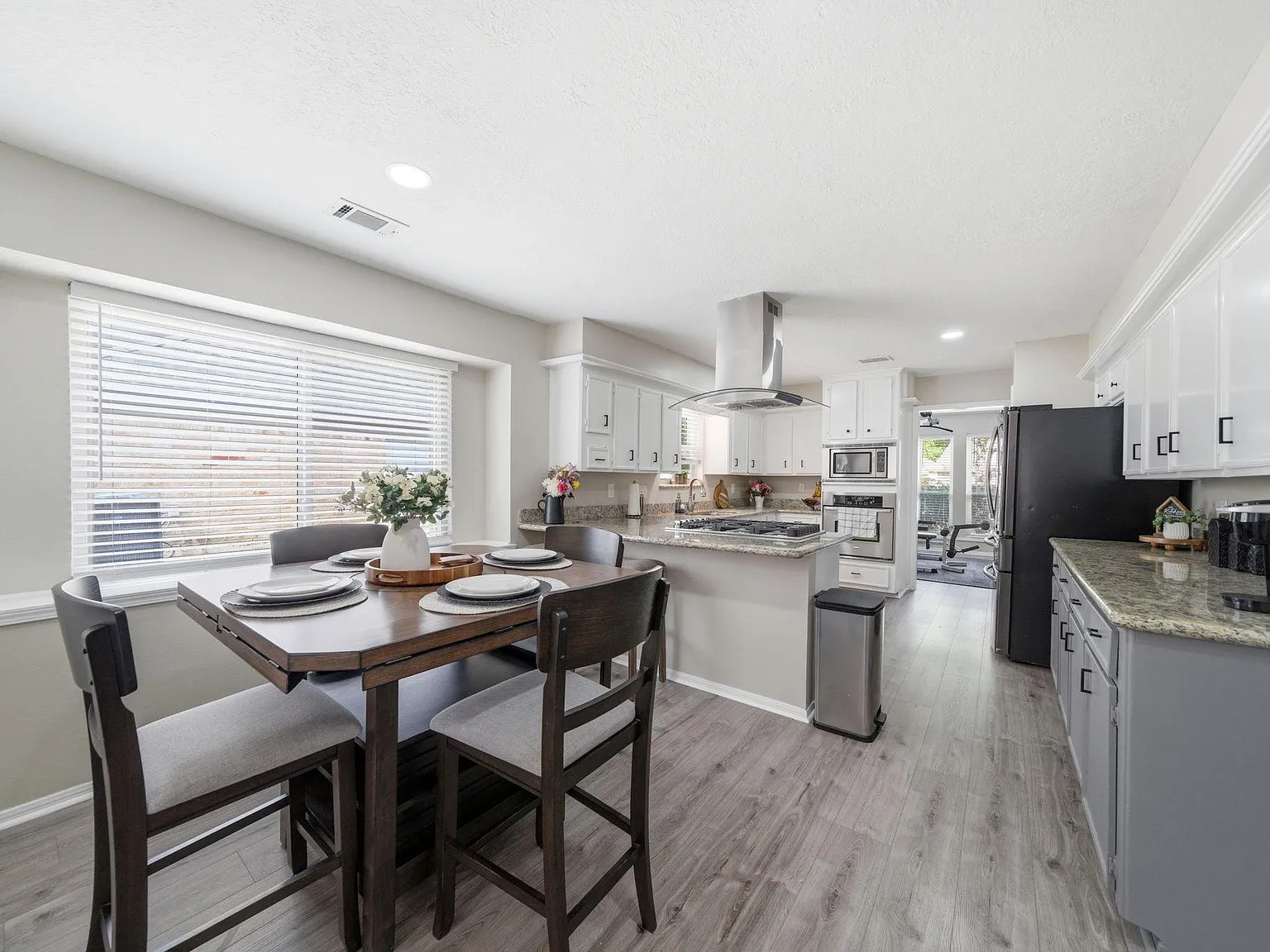4 bed, 2.5 bath, 2652 sqft, $3,700 — Photo 4