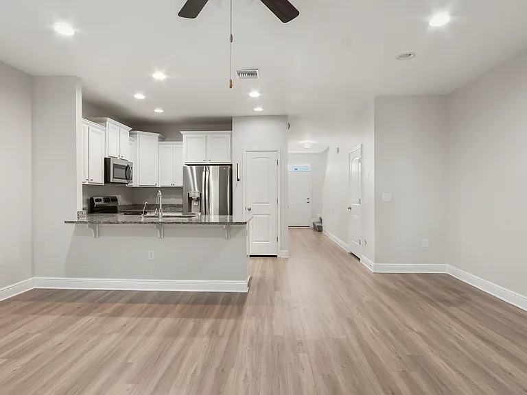 1881 Pointe Dr — Photo 10