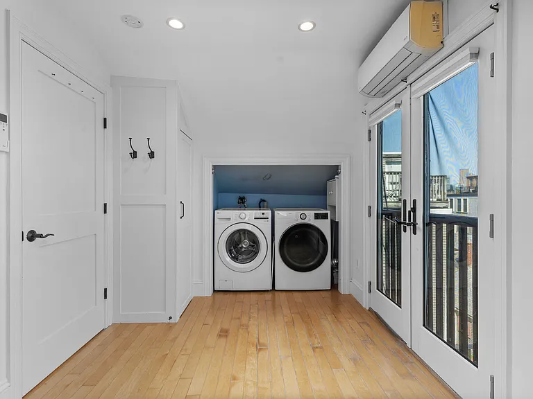 256 W 3rd St #2 — Photo 24