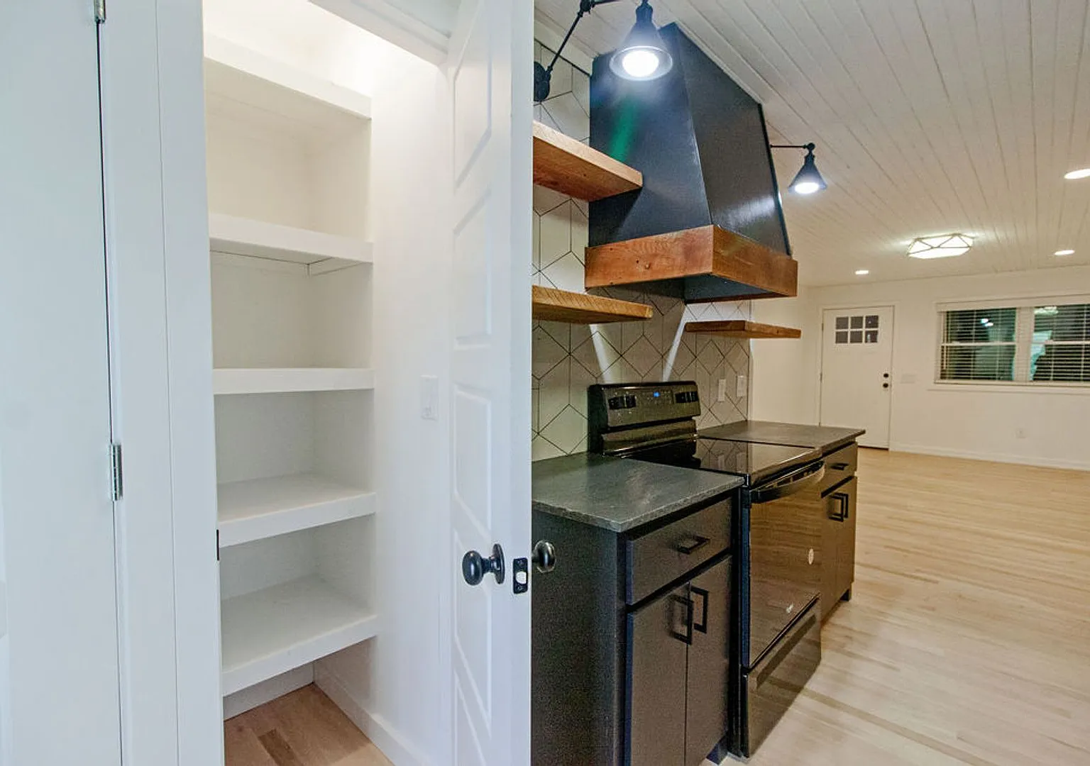 Pet-Friendly 2-Bedroom Apartment in Downtown Rogers Move-In Special! — Photo 1