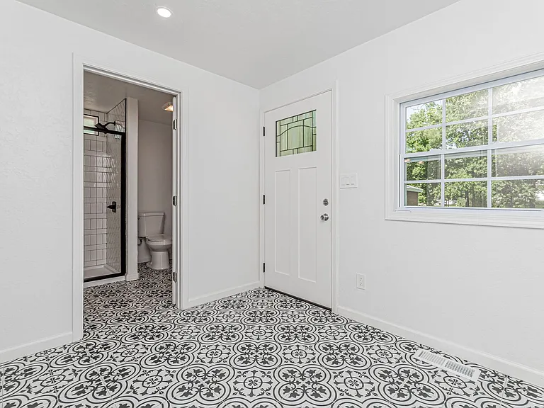 829 Broadway Ave — Photo 17