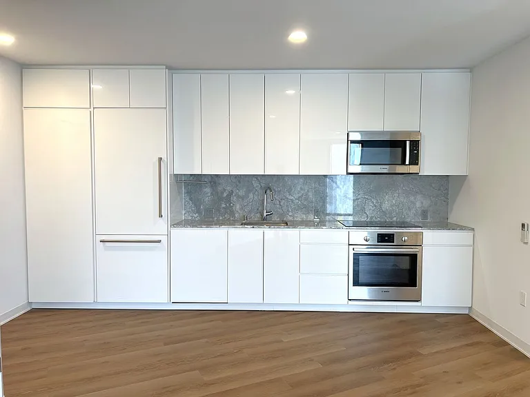 987 Queen St #2313 — Photo 1