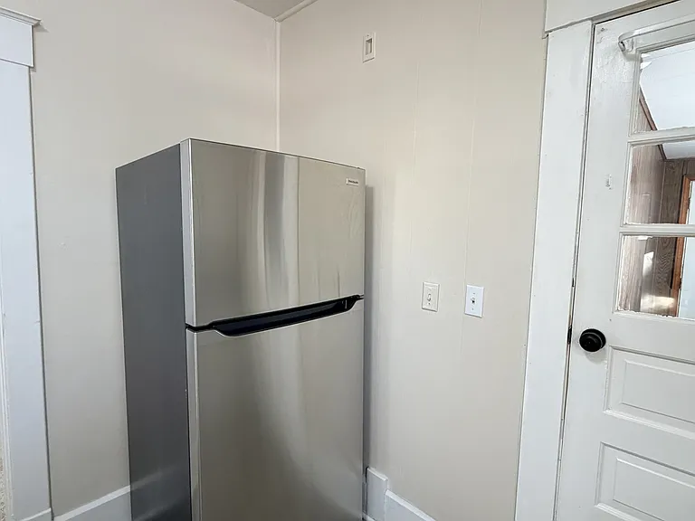 1412 Miami Ct NE — Photo 5