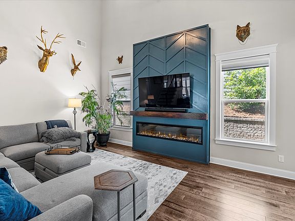 3rd image of 1383 Carrington Way