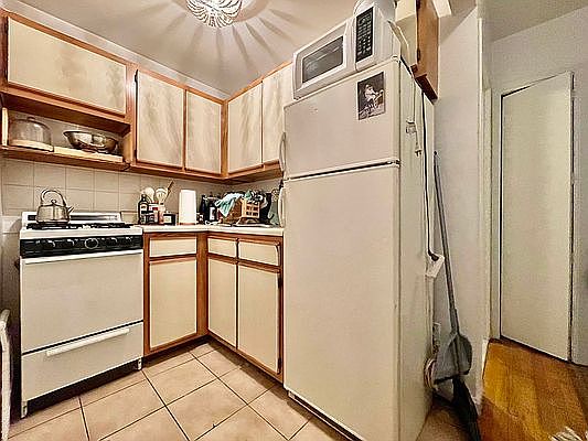 4th image of 150 Orchard St APT 3a