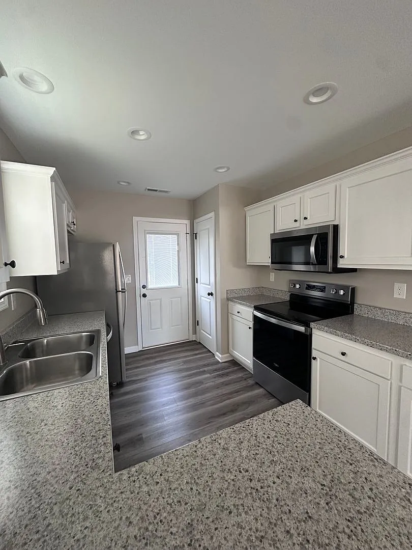 400 Sanderson Drive — Photo 4