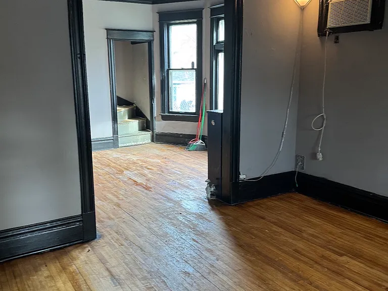 1043 Conway St — Photo 4
