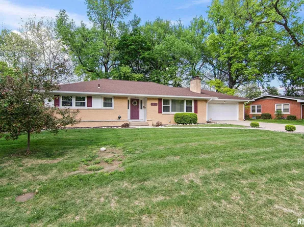 13 Top Hill Ln, Leland Grove, IL 62704