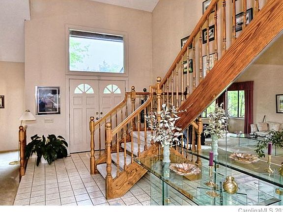 3rd image of 209 Foxlair Ct