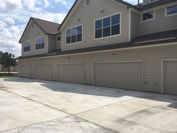 4th image of 700 Applewood Dr