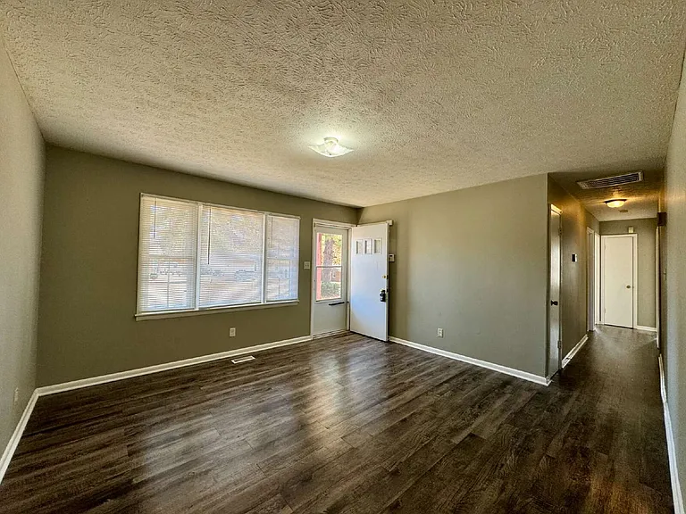 1222 Kienast Dr — Photo 4