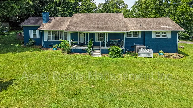 3 bed, 2.0 bath, 1900 sqft, $2,440 — Photo 2