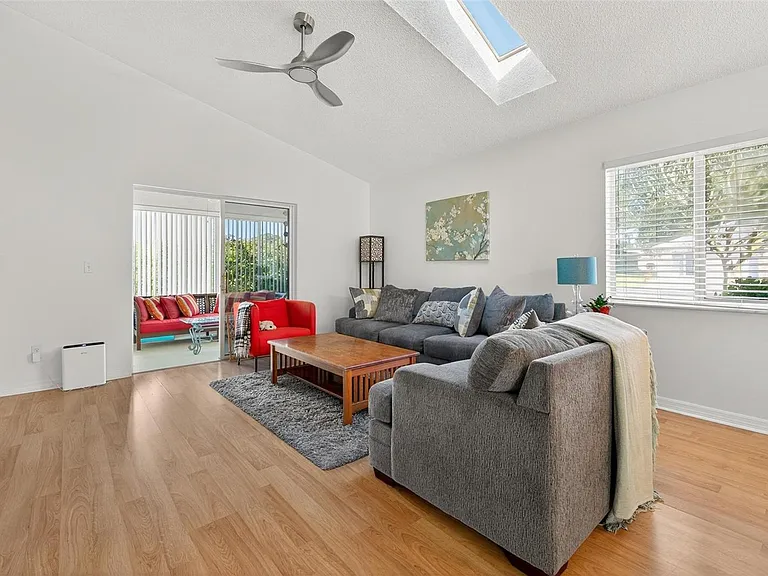 2048 NW 50th Ave — Photo 6