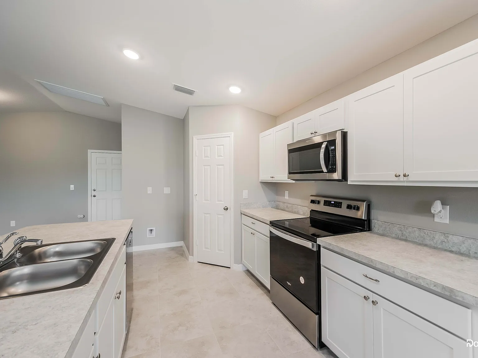 3 bed, 2.0 bath, 1550 sqft, $1,905 — Photo 2