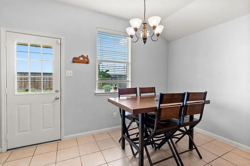 3 bed, 2.0 bath, 1414 sqft, $1,850 — Photo 4