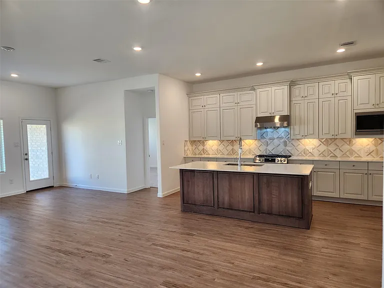 2411 Lemon Grass Dr — Photo 2