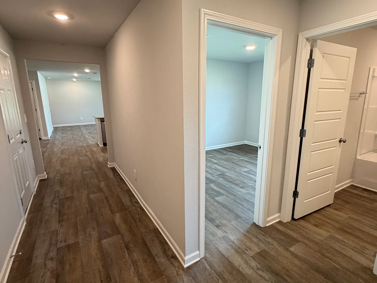 5 bed, 2089 sqft, $1,000 — Photo 3