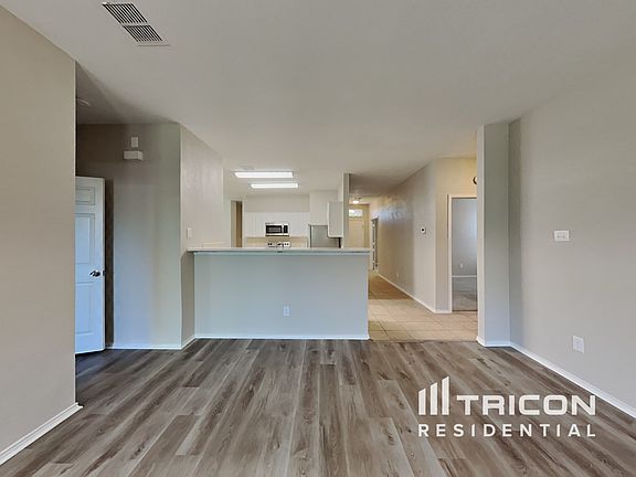 4th image of 910 Medina Dr