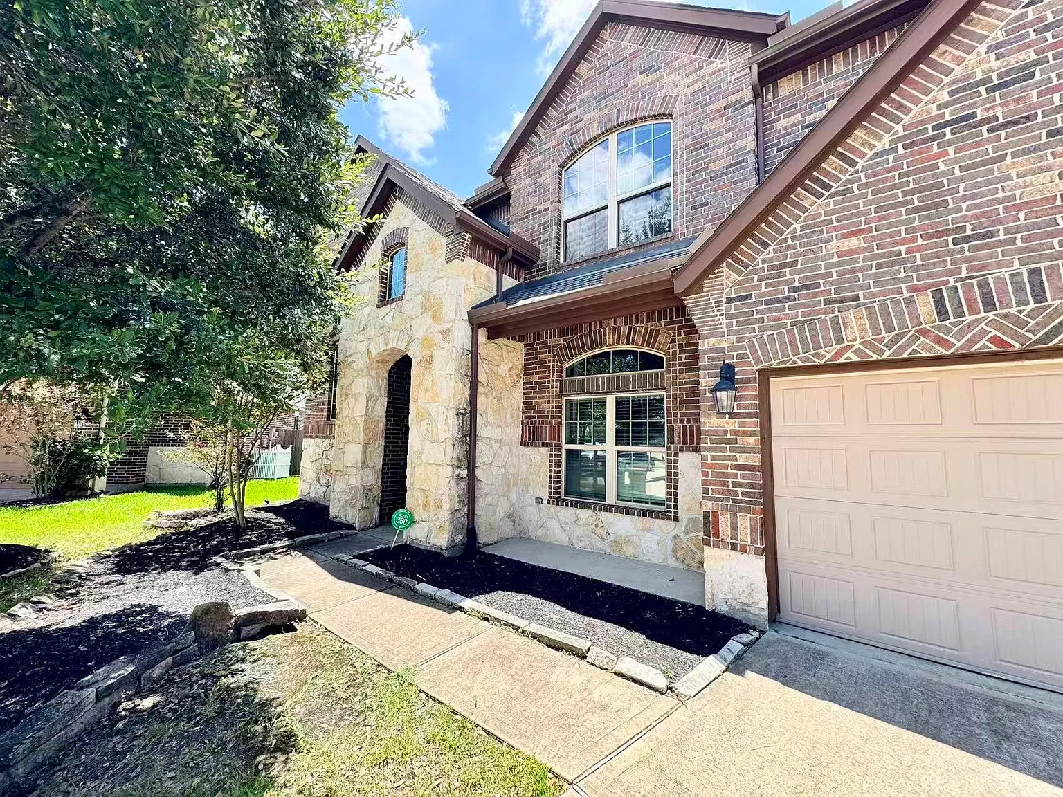 4 bed, 3.0 bath, 3588 sqft, $3,150 — Photo 2
