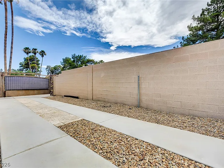 2712 W Oakey Blvd — Photo 44