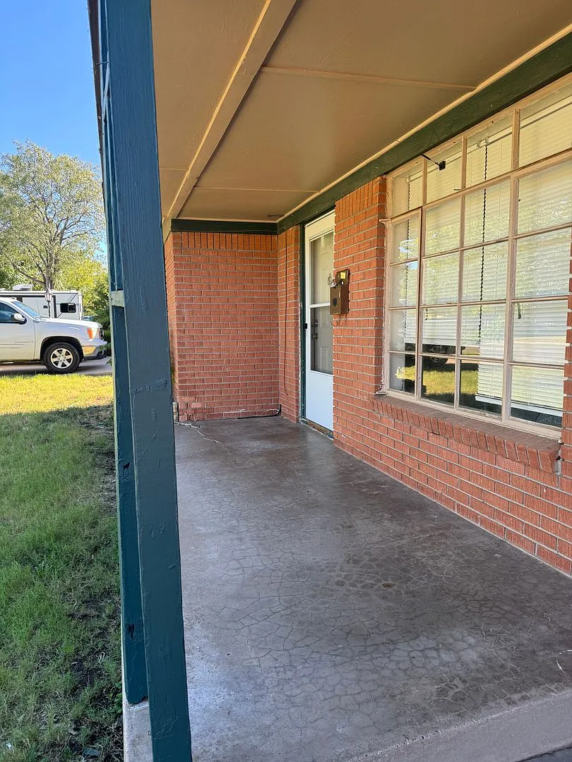 Located In Paramount 3/2/1 Close To Shopping Centers And Elementary School Tenant Occupied! — Photo 3