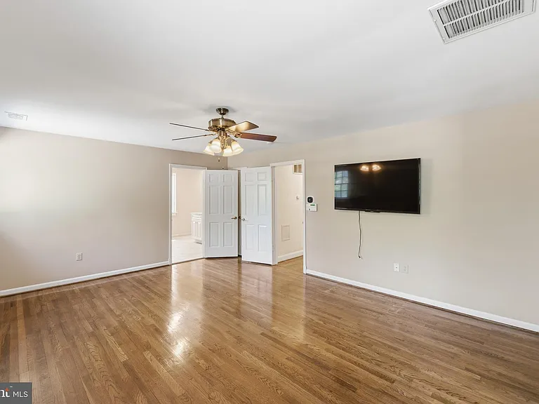 9904 Hall Rd — Photo 16