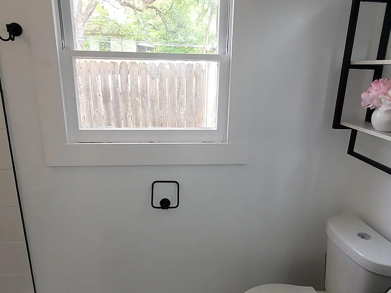 2820 Fort Ave — Photo 32
