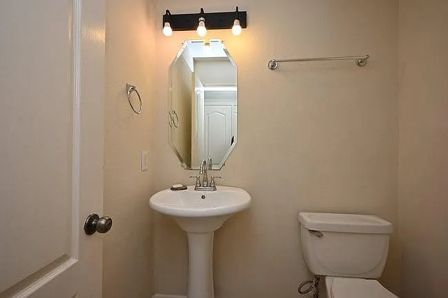 9403 Coatsworth Dr — Photo 33