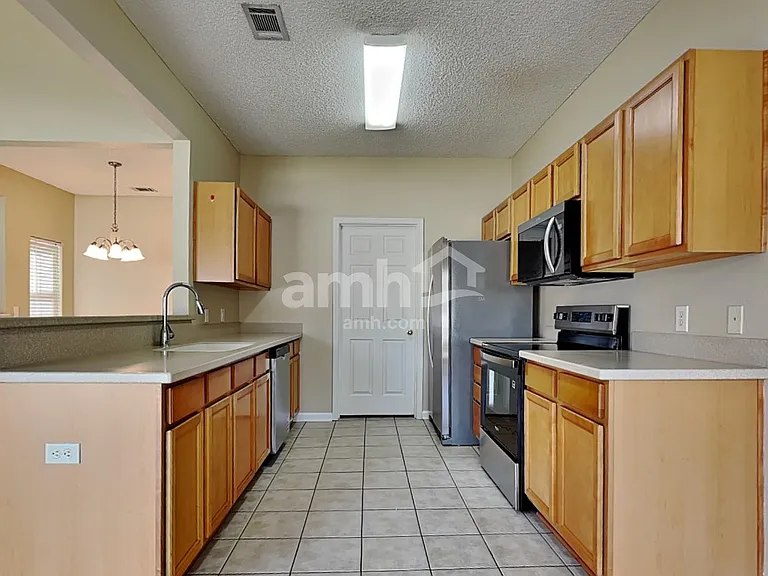 521 Amsonia Cir — Photo 3