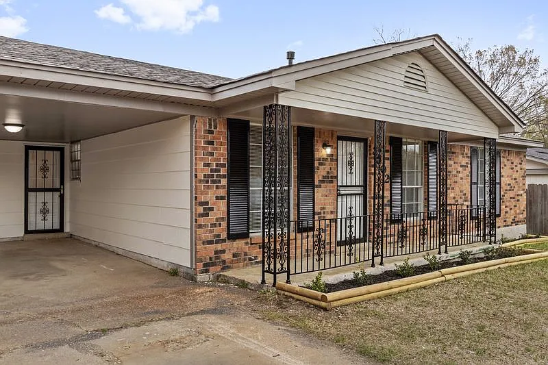 Charming Single-Story Brick Home with Cozy Layout & Fenced Backyard — Photo 2