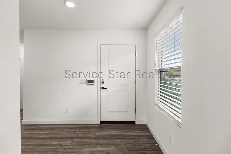3 bed, 2.0 bath, 1439 sqft, $2,100 — Photo 4
