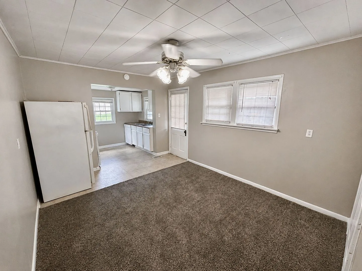 627 Golfview Drive 4 Bed / 2 Bath — Photo 4