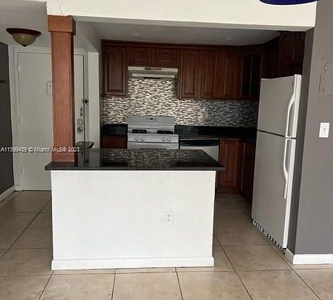 3rd image of 2175 NE 170th St APT 210
