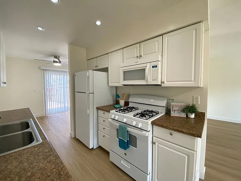 Breakwater Townhomes — Photo 12