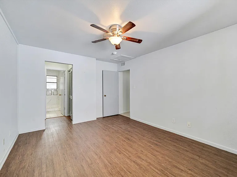 1129 W San Antonio St — Photo 13